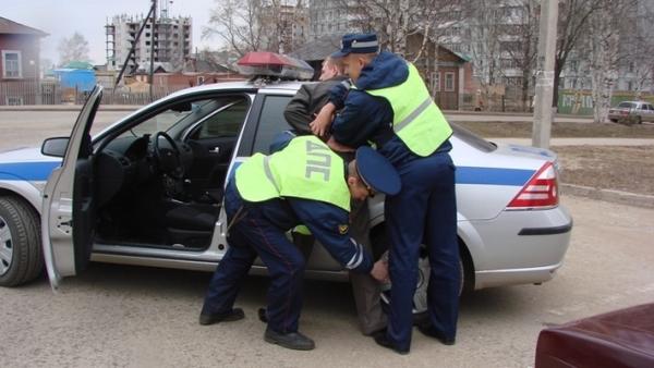 В Карачаево-Черкесии пьяный водитель ударил инспектора ДПС